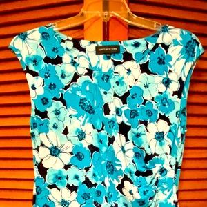 Pretty and comfortable floral dress with ruched side. Figure flattering style.